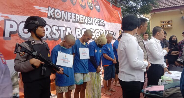 Dua dari kiri pelaku mucikari dalam praktek prostitusi online