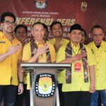 Ketua DPD Golkar Berikan Keterang Kepada Media, Usai Daftar Bacalegnya.
