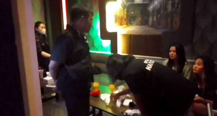 Petugas Lakukan Test Urine Terhadap Penggunjung THM