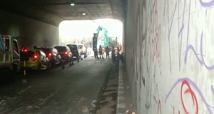 Antrean Kendaraan di Jalan Underpas Tanah Sareal.