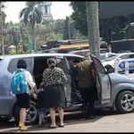 Usai Menerima Anak Yang Diculik, E-R Ibu Korban Didampingi Polsek Jonggol Meninggalkan Polres Bogor.