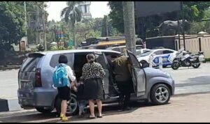 Capture 2023-05-30 19.23.51 Usai Menerima Anak Yang Diculik, E-R Ibu Korban Didampingi Polsek Jonggol Meninggalkan Polres Bogor.