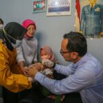 Bima Arya Berikan Pin Polio Kepada Warga