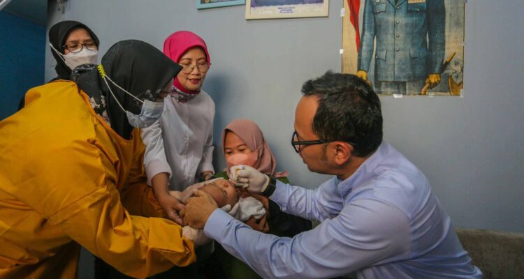 Walikota Bogor Bima Arya Memberikan Sun Pin Polio