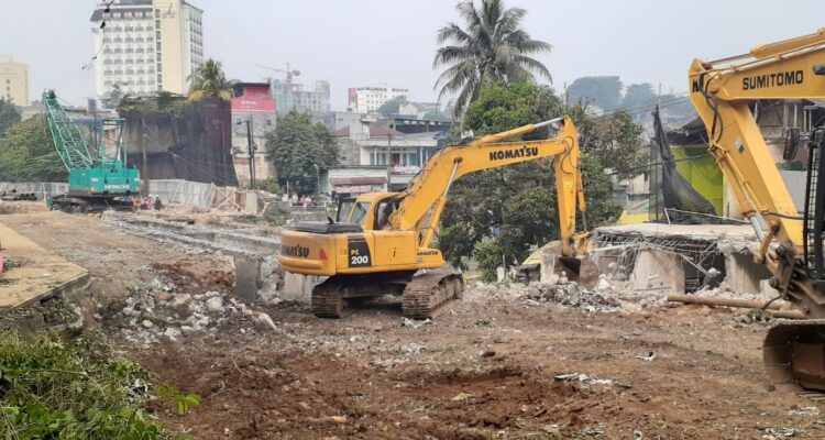 Revitalisasi Jembatan Otista, Alat Berat Melakukan Pengerjaan.