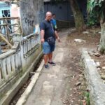 Ketua RW 10, TB Sopian Memperlihatkan Jalan Rusak di Kampung Mulyasari