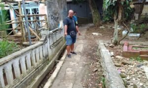 IMG-20230520-WA0100 Ketua RW 10, TB Sopian Memperlihatkan Jalan Rusak di Kampung Mulyasari