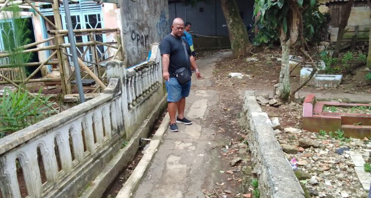 Ketua RW 10, TB Sopian Memperlihatkan Jalan Rusak di Kampung Mulyasari
