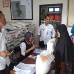 Pembagian BLT di Kelurahan Kencana, Tanah Sareal