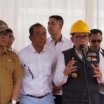 Gubernur Jabar Ridwan Kamil, Memberikan Keterangan Ke Media Mengenai Jalan Tambang.