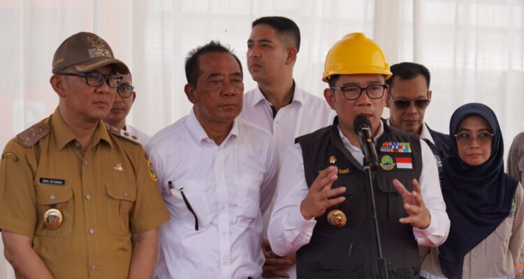 Gubernur Jabar Ridwan Kamil, Memberikan Keterangan Ke Media Mengenai Jalan Tambang.