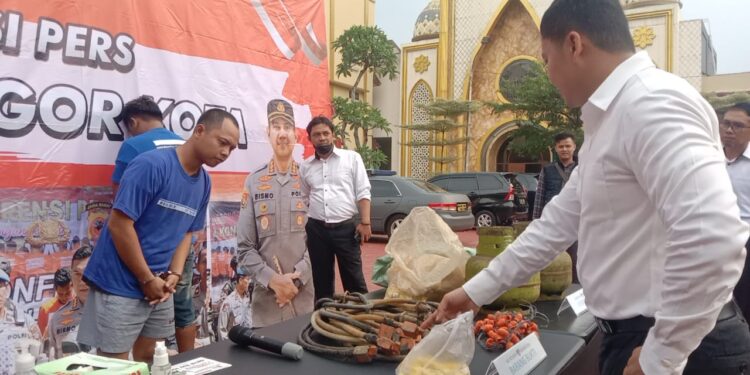 Polisi Tangkap Pelaku Penyulingan Gas Subsidi, dan Barang Bukti
