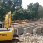 Alat Beko Melakukan Pengerjaan Jembatan Otista.