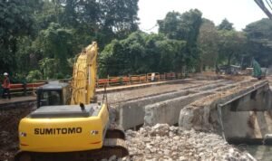 IMG-20230530-WA0079 Alat Beko Melakukan Pengerjaan Jembatan Otista.