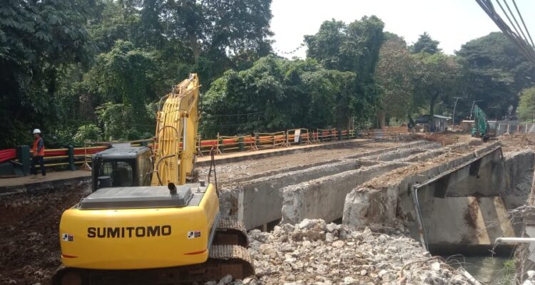Alat Beko Melakukan Pengerjaan Jembatan Otista.