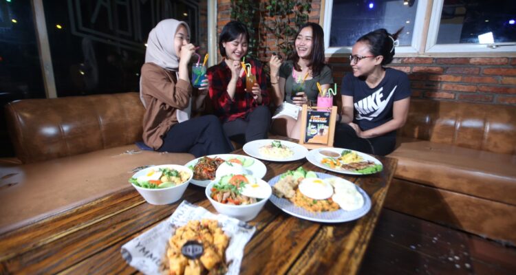 Penggunjung Menikmati Menu di Homer Bar & Kitchen.