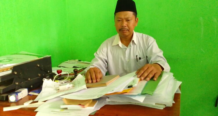 Kepala MTs Darul Uluum Tajudin