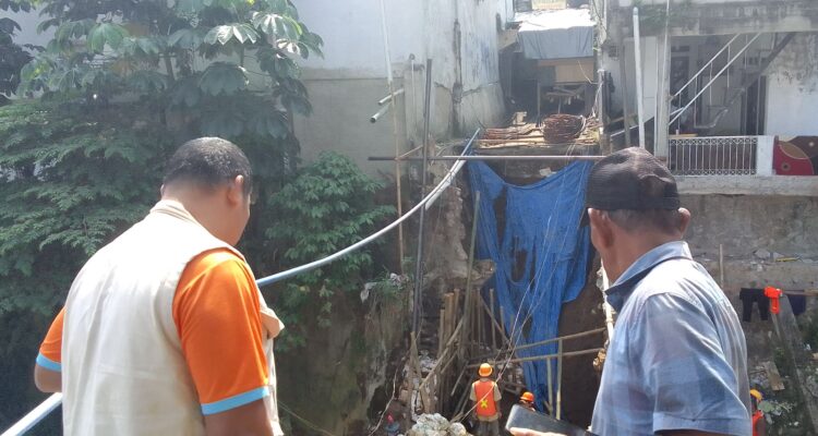 Pengurus RW Tinjau Pekerjaan Jembatan Warung Pala