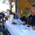 Ketua RW 03 dan Perwakilan Kantor Pos Membagikan Bantuan Berupa Beras 10 Kilogram.