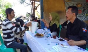 Exif_JPEG_420 Ketua RW 03 dan Perwakilan Kantor Pos Membagikan Bantuan Berupa Beras 10 Kilogram.