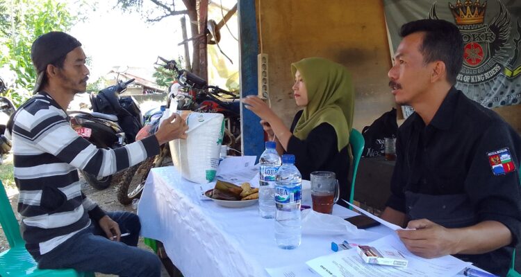 Ketua RW 03 dan Perwakilan Kantor Pos Membagikan Bantuan Berupa Beras 10 Kilogram.