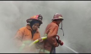 Petugas Damkar Memadamkan Api Yang Membakar 2 Rumah Warga.