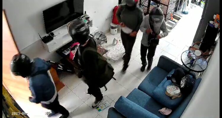 Pencuri Terekam CCTV