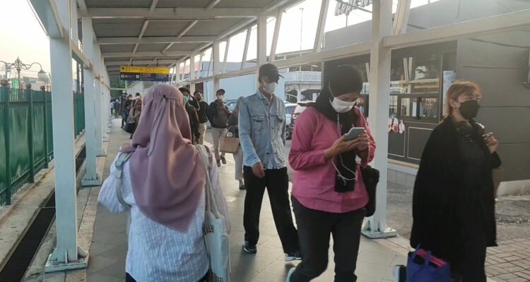 Pengguna Jasa Transportasi Comuter Line.