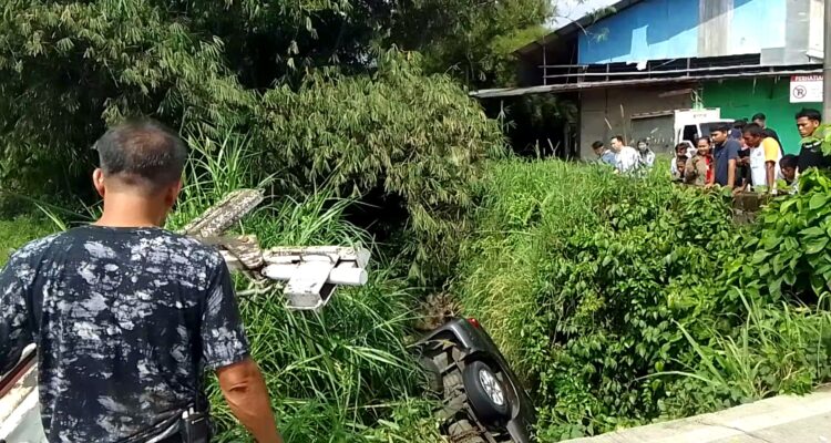 Penderek Unit Laka Polres Bogor, Evakuasi Avanza Yang Terjun Bebas.