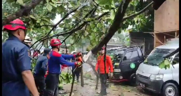 Petugas Tim SAR Melakukan Evakuasi, Bencana Alam Pasa Senin (19/06/23) Kemarin.