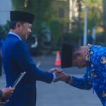 Walikota Bogor Memberikan Ucapan Selamat Kepada Lurah Tanah Baru Ronny Kunaefi.