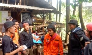 Tim Evakuasi Pemandu Pendakian, di Gunung Puncak Dua, Kecamatan Tamansari.