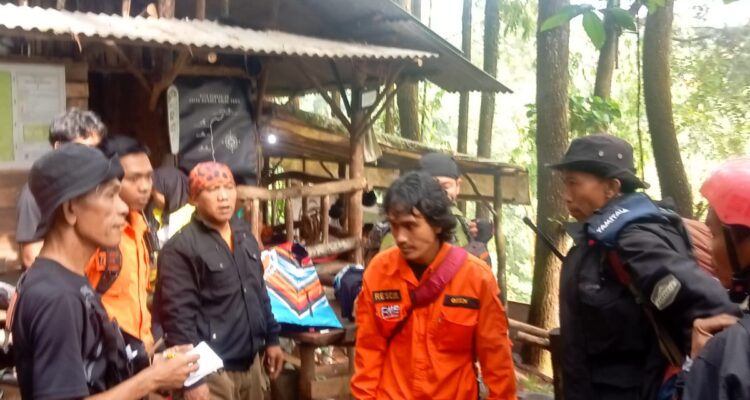 Tim Evakuasi Pemandu Pendakian, di Gunung Puncak Dua, Kecamatan Tamansari.