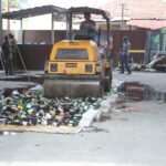 Ribuan Botol Miras Dimusnahkan Menggunakan Alat Berat.