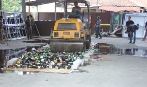 IMG-20230607-WA0073 Ribuan Botol Miras Dimusnahkan Menggunakan Alat Berat.