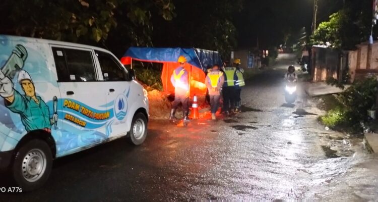 Petugas PDAM Tirta Pakuan Kerjakan Perbaikan Pipa 16"