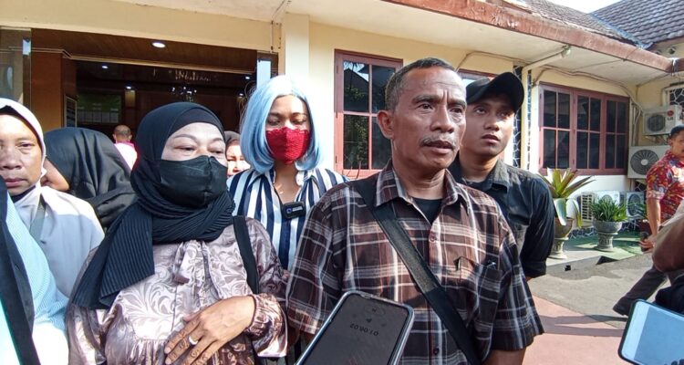 Keluarga Arya Saputra Korban Pembacokan Terdakwa Tukul.