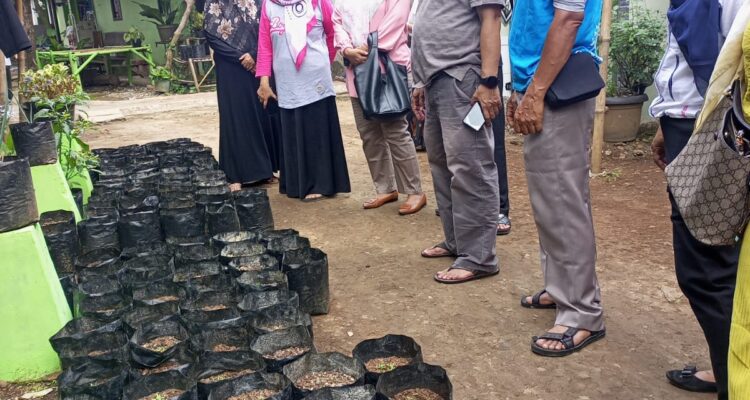 Camat Bogor Selatan, Abdul Rahman, ditemani Lurah Rancamaya Dede Sugandi, Bersama Warga Melakukan Kerja Bhakti Bogor Hejo.