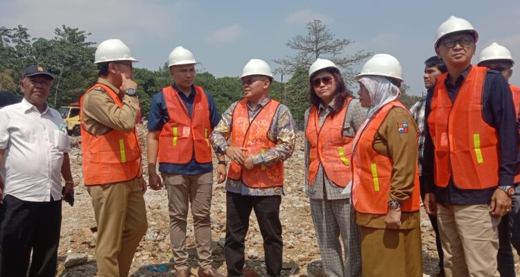 Walikota Bogor Bima Arya dan Direktur Utama Perumda Pasar Pakuan Jaya (PPJ) Kota Bogor, Muzakir.