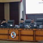 Ketua DPRD Kota Atang Trinanto Bersama Walikota Bogor Pada Sidang di Gedung DPRD.