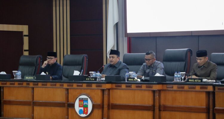 Ketua DPRD Kota Atang Trinanto Bersama Walikota Bogor Pada Sidang di Gedung DPRD.