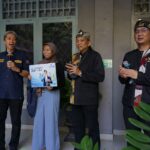 Wakil Walikota Dedie A Rachim dan Kepala Dukcapil Ganjar, Menyerahkan E-KTP Yang Bertepatan Usia 17 Tahun.