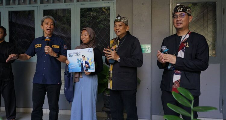 Wakil Walikota Dedie A Rachim dan Kepala Dukcapil Ganjar, Menyerahkan E-KTP Yang Bertepatan Usia 17 Tahun.