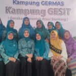 Ketua PKK Kota Bogor, Yane Adrian, berfoto bersama dengan kader PKK Kencana.