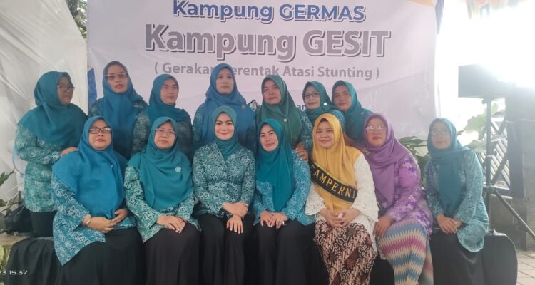 Ketua PKK Kota Bogor, Yane Adrian, berfoto bersama dengan kader PKK Kencana.