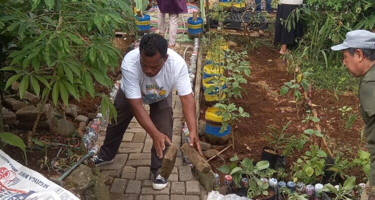 Warga Sindangrasa Gotong Royong Persiapan Lomba Bogor Hejo.