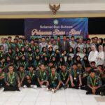 Para Siswa/i MTs Darul Uluum Foto Bersama dengan Kepala Mts dan Tenaga Pendidik.