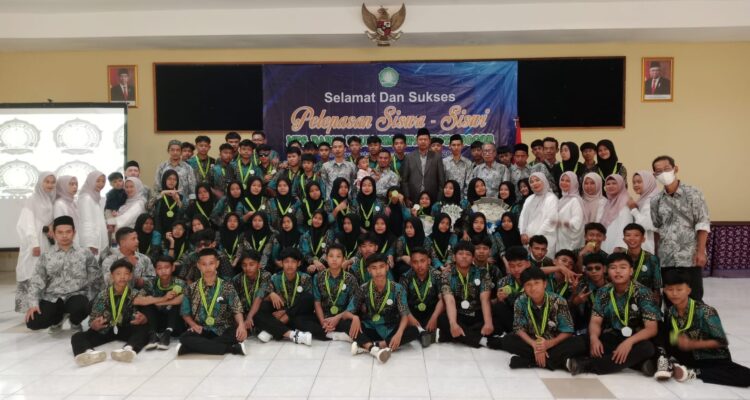 Para Siswa/i MTs Darul Uluum Foto Bersama dengan Kepala Mts dan Tenaga Pendidik.
