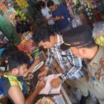 Petugas Satpol PP Kota Bogor dan Bea Cukai Menggelar Razia Rokok Ilegal.