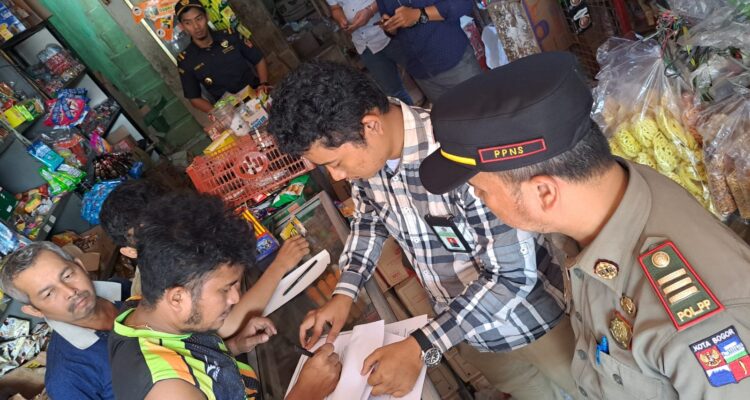 Petugas Satpol PP Kota Bogor dan Bea Cukai Menggelar Razia Rokok Ilegal.